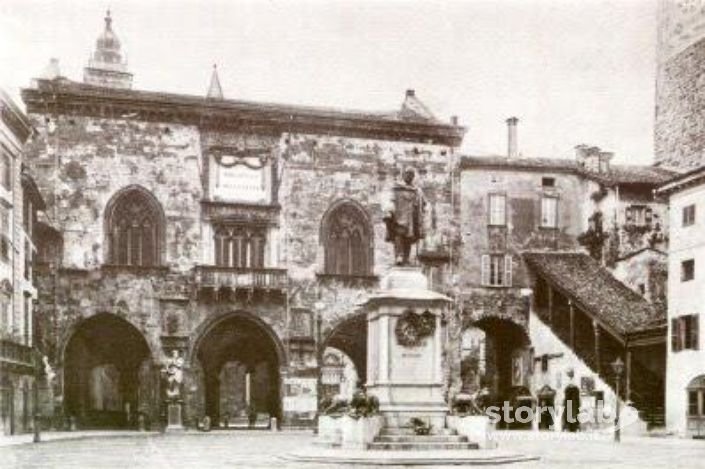 Bergamo, 1885. Piazza Garibaldi, Ora Piazza Vecchia (Città Alta). Il Monumento Di Garibaldi È Attualmente Sito Nella Città Bassa Alla Rotonda Dei Mille.