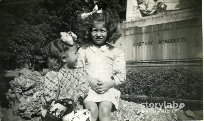 Io E Mia Sorella In Piazza Cavour