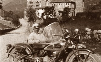 In sella a una Guzzi negli anni Venti