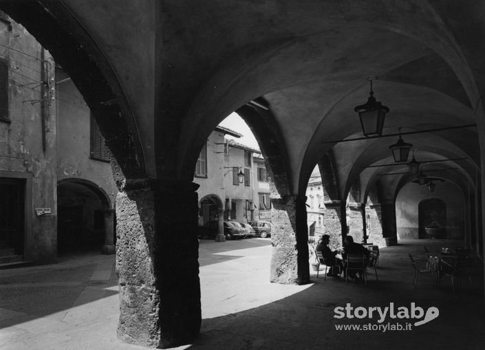 Portici In Piazza Dell'Orologio