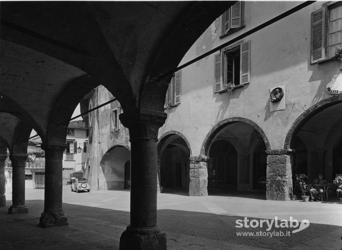 Portici In Piazza Dell'Orologio