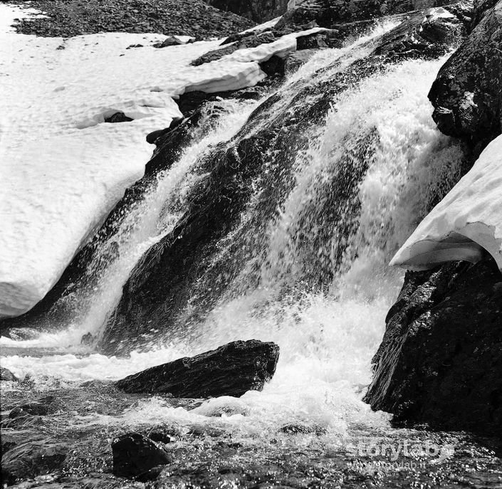 Cascata tra la neve