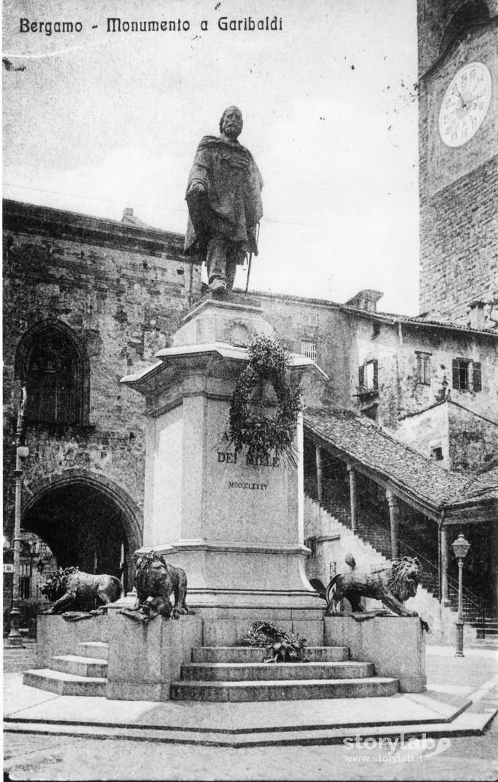 Monumento a Garibaldi in Piazza Vecchia