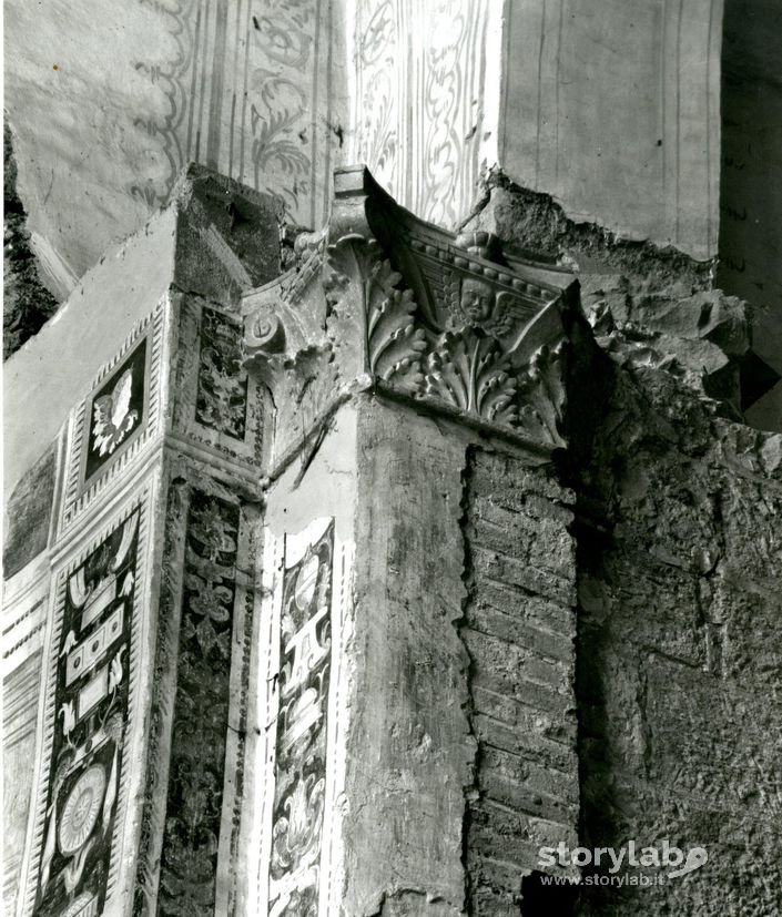 Dettaglio di capitello e affreschi, Sant'Agostino