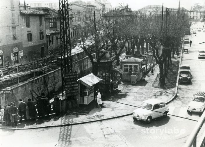 Osservando i lavori in Piazzale Oberdan