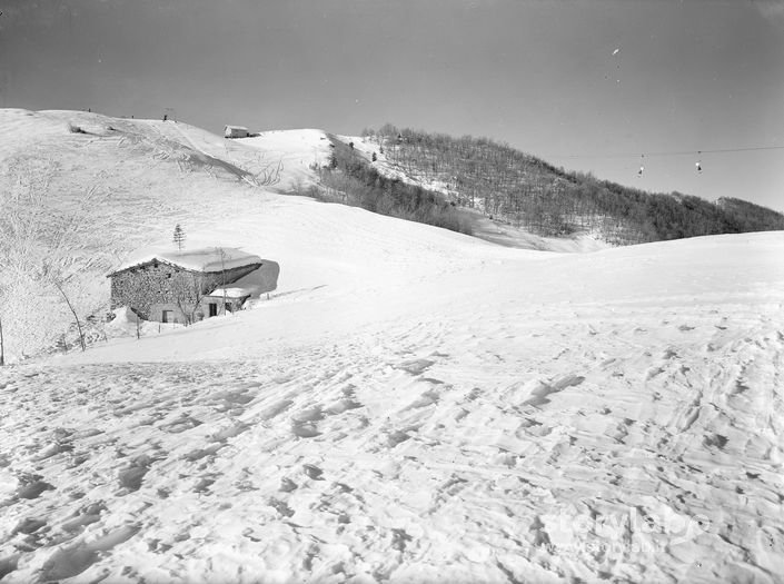 Rifugio, Sullo Sfondo Impianti Di Risalita 