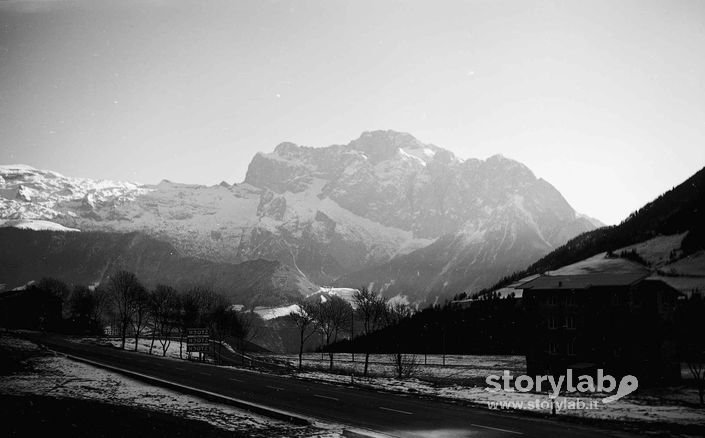 Vista sulle montagne innevate