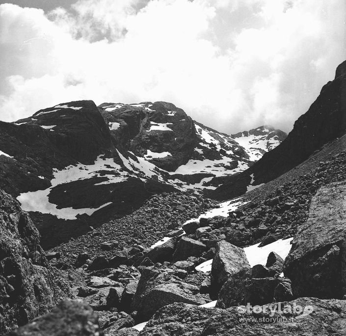 Versante roccioso e innevato