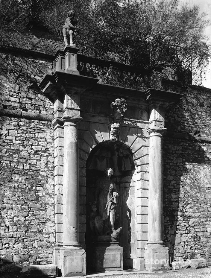 Statua di fronte all'ingresso di Palazzo Terzi