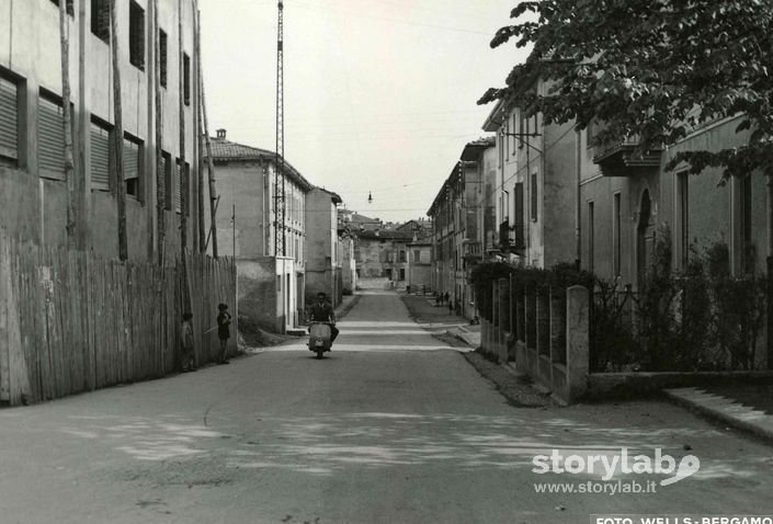  Via Torretta in Vespa