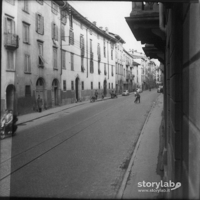 Via Broseta in moto