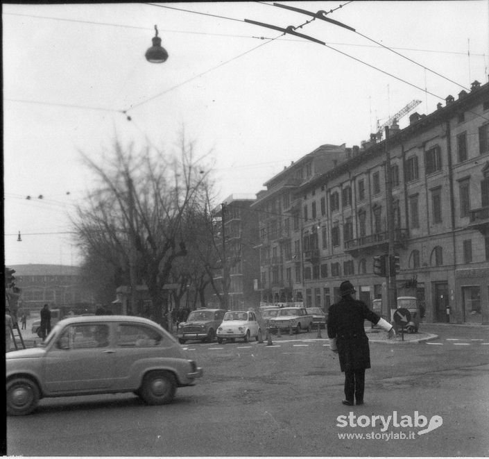 Vigile in Piazzale Oberdan