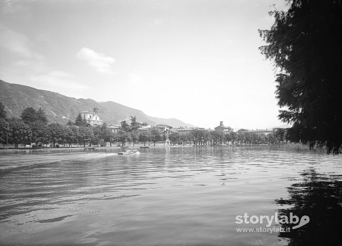 In riva al lago