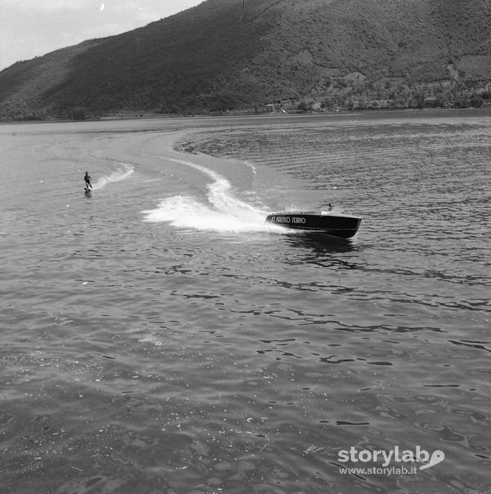 Sci nautico al lago