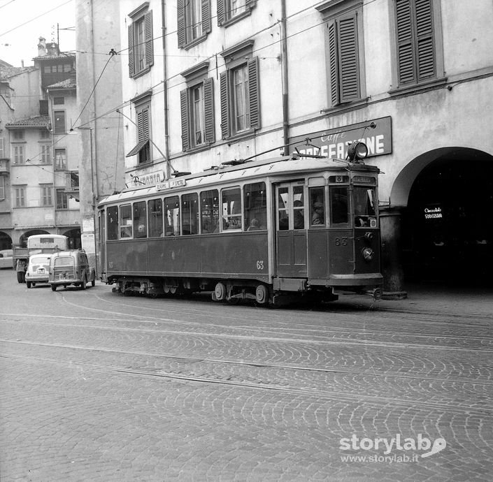 Tram in Piazza Pontida
