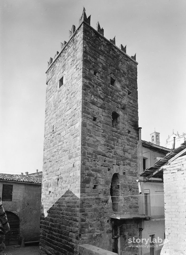 Torre con merlatura
