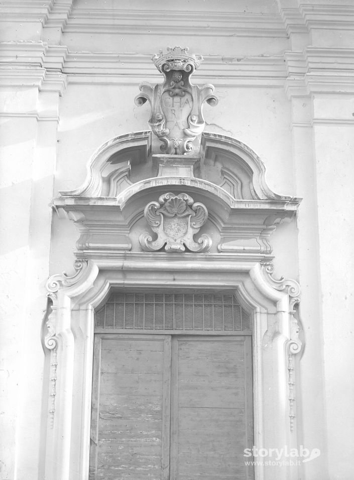 Dettaglio ingresso di chiesa
