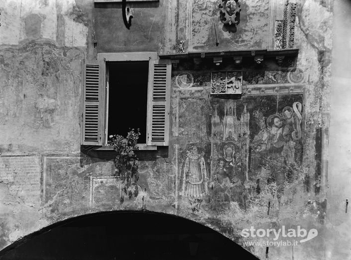 Particolare affreschi del Palazzo Comunale di Clusone