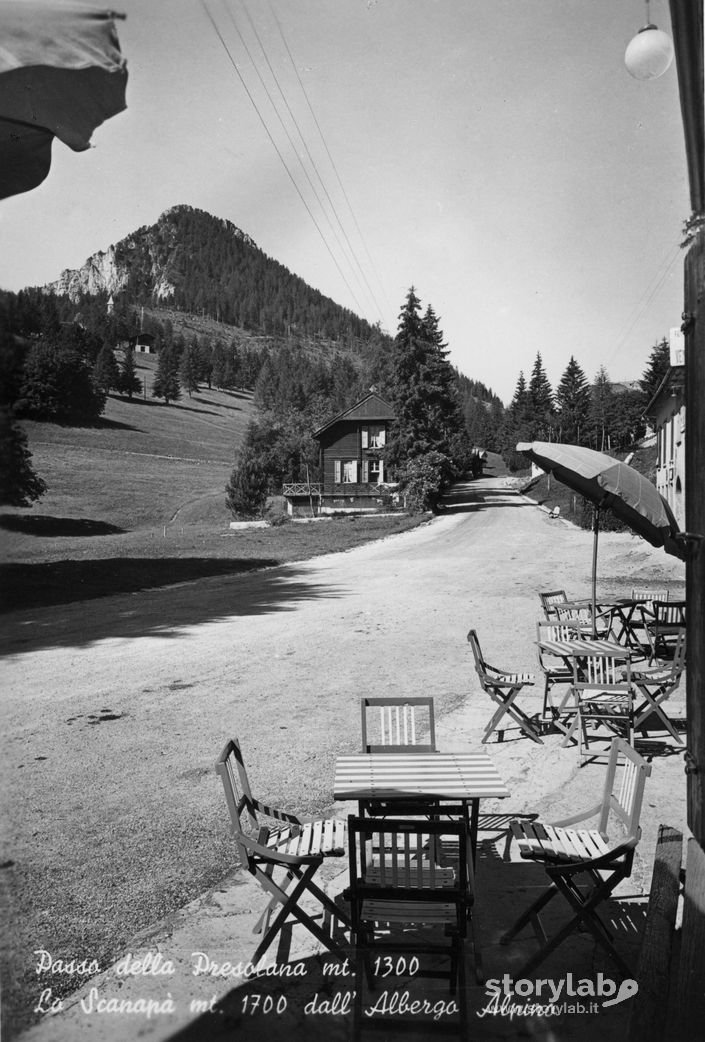 Tavolini all'aperto dell'Albergo Alpino al Passo della Presolana 