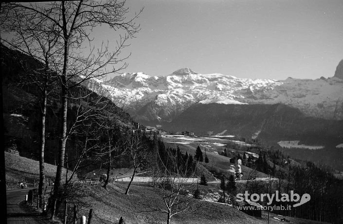 Vista sulle montagne innevate