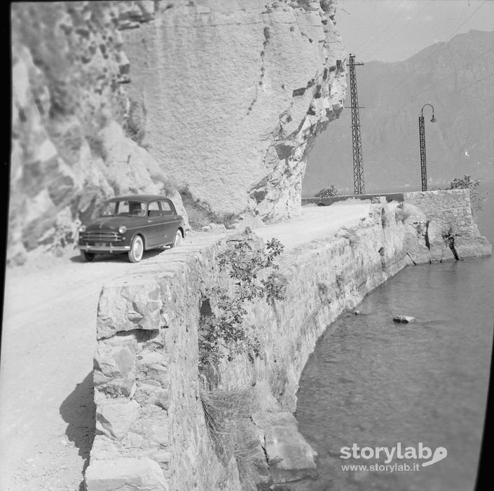 La strada lungo il lago