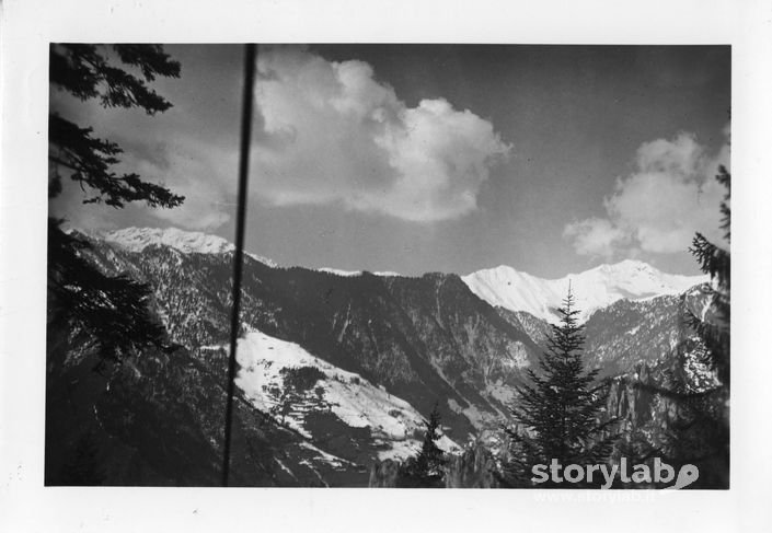 Vista sulle montagne innevate