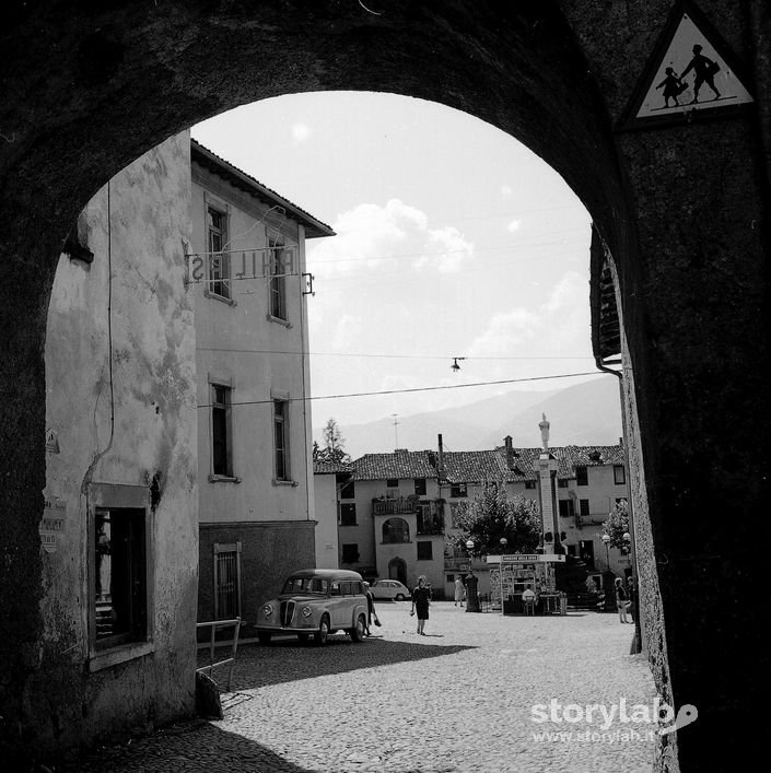 Scorcio della piazza di Rovetta