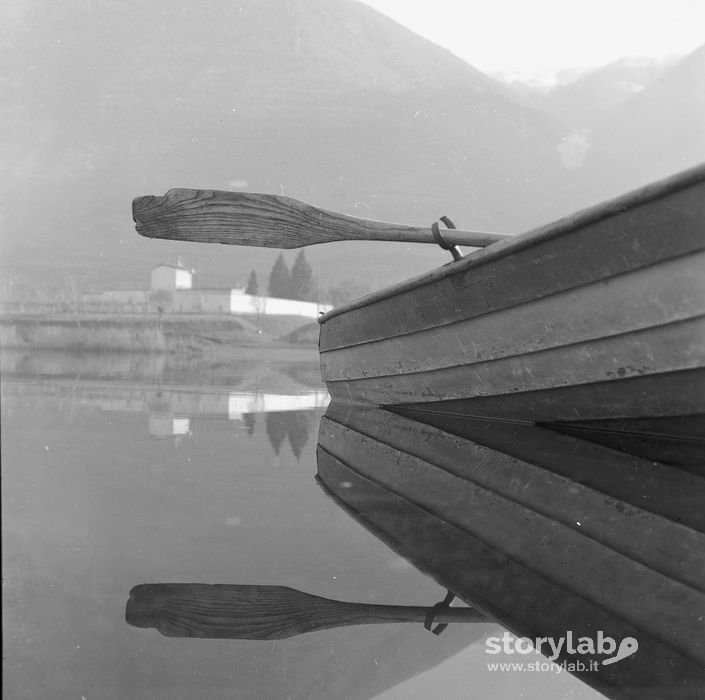 Remo riflesso nel lago