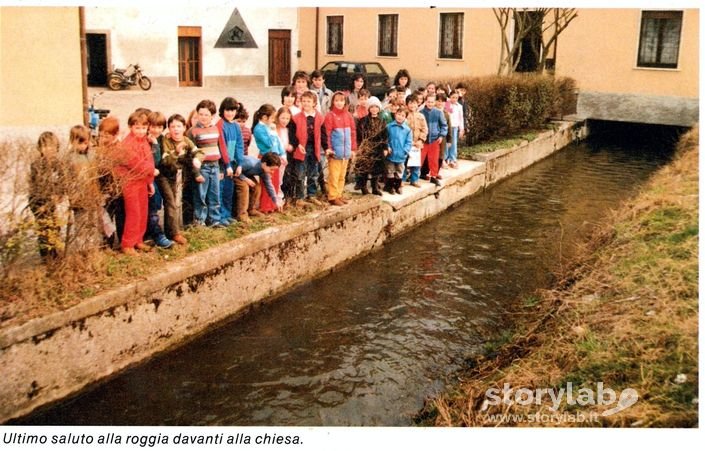 La Roggia Di Fronte Alla Chiesa Di Cavernago