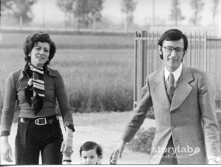 Mano nella mano con mamma e papà