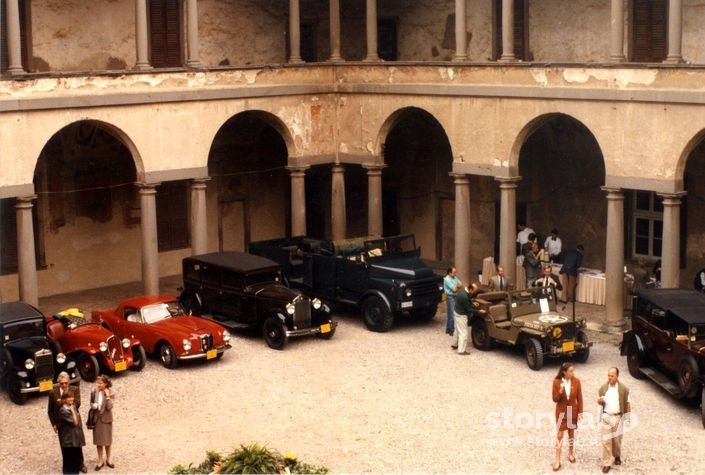 Raduno d'auto d'epoca al Castello di Cavernago