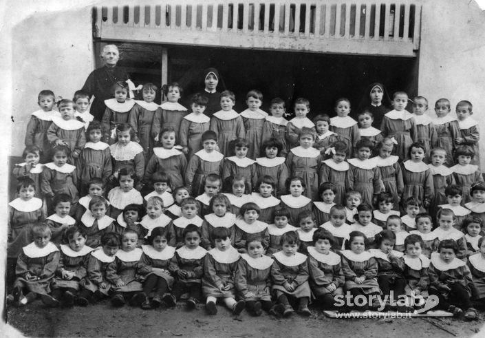 Foto di gruppo bambini asilo parrocchiale di Mapello