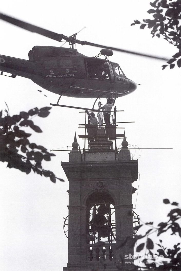 Posa Madonnina D'Oro Su Campanile