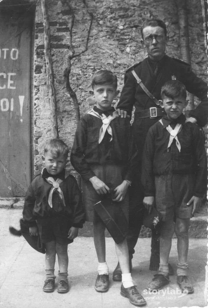 Papà Camicia Nera Con Figli Balilla.