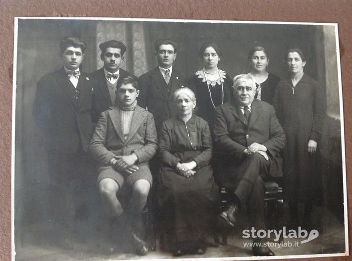 Castro. Foresti Rocco e Gualeni Giulia con i figli. Fotografo Cristilli