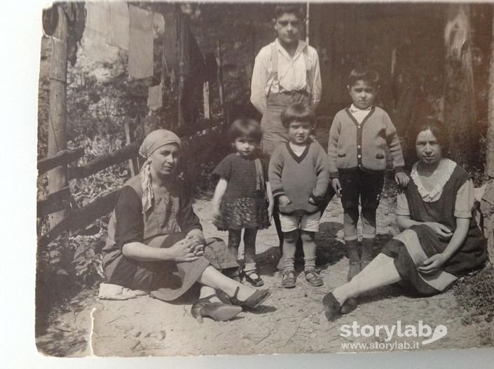 Castro 1931. Zie e nipoti nell'orto sotto casa