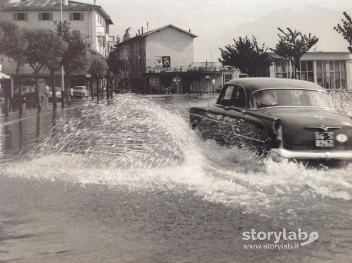 Lovere 1960, alluvione. Fotografo Brasi