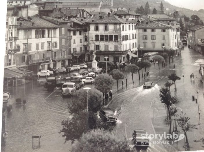 Lovere 1960, alluvione. Fotografo Brasi