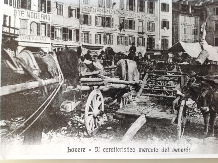Lovere. Il mercato del venerdì. Data sconosciuta.