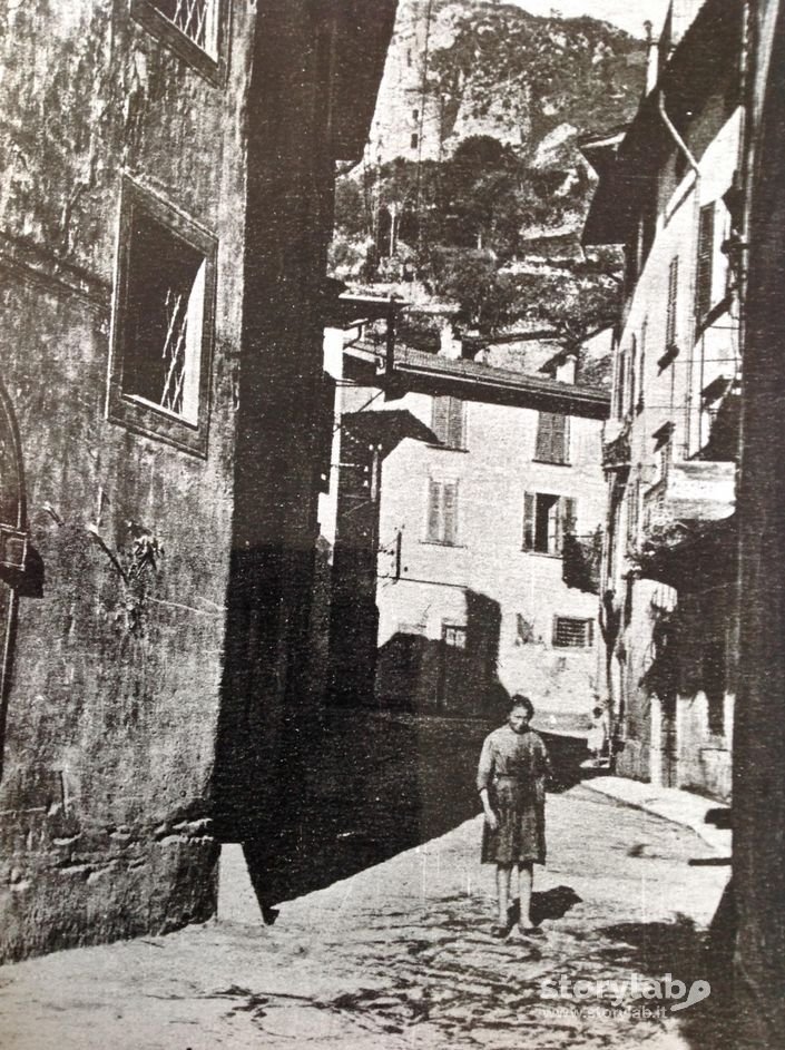 Lovere. Donna in una via del centro storico. Data sconosciuta