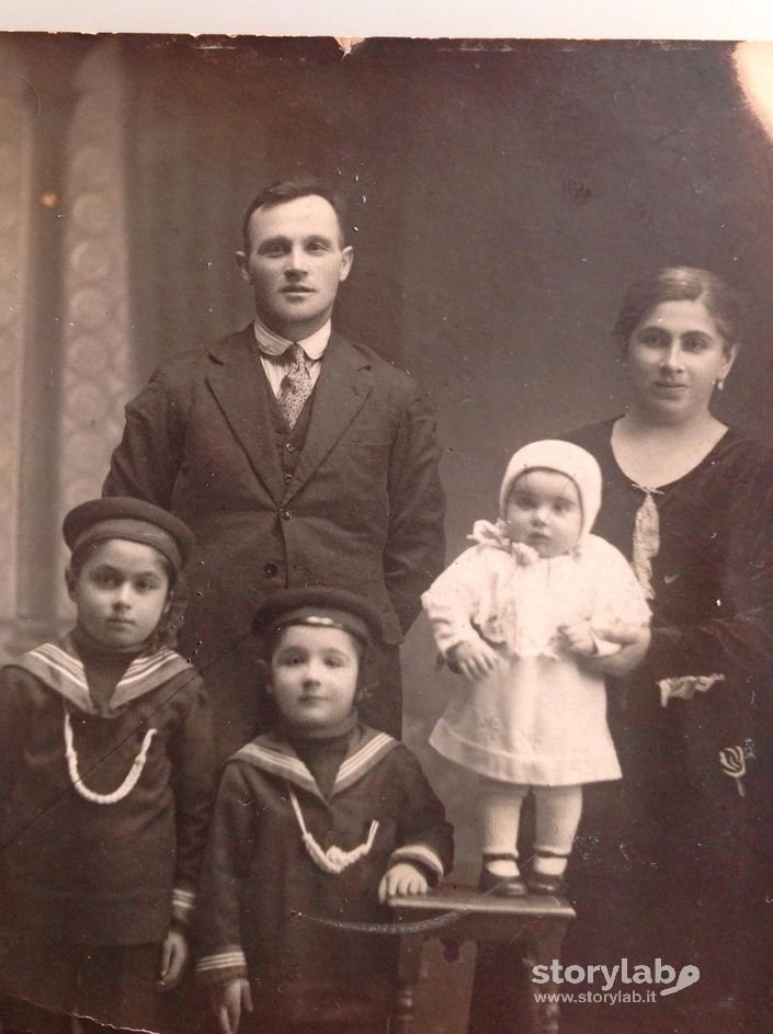 "Vestivamo alla marinara", famiglia Borsotti Giovanni. Castro  1929