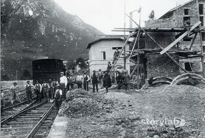 Costruzione Della Stazione Ferroviaria