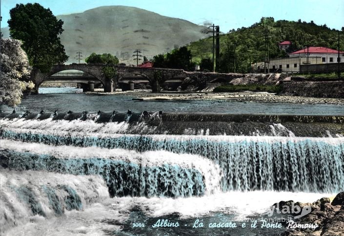 Cascata E Ponte Romanico