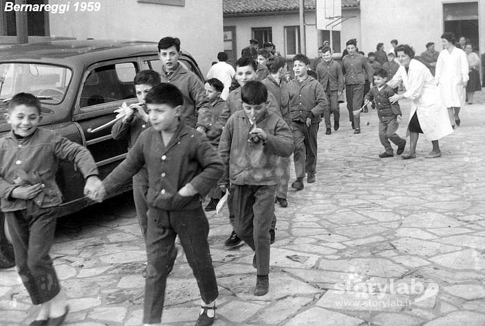 Bambini All'Uscita Dell'Istituto Bernareggi In Via Flli Calvi