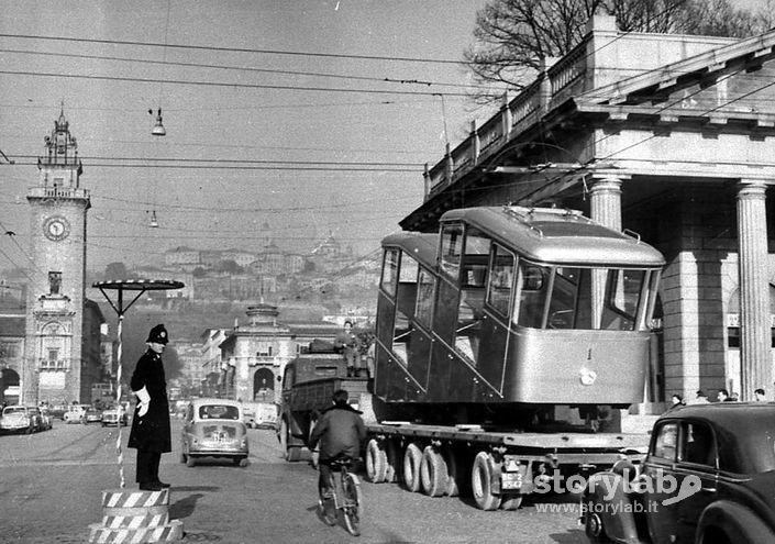 Trasporto Della Nuova Vettura Della Funicolare