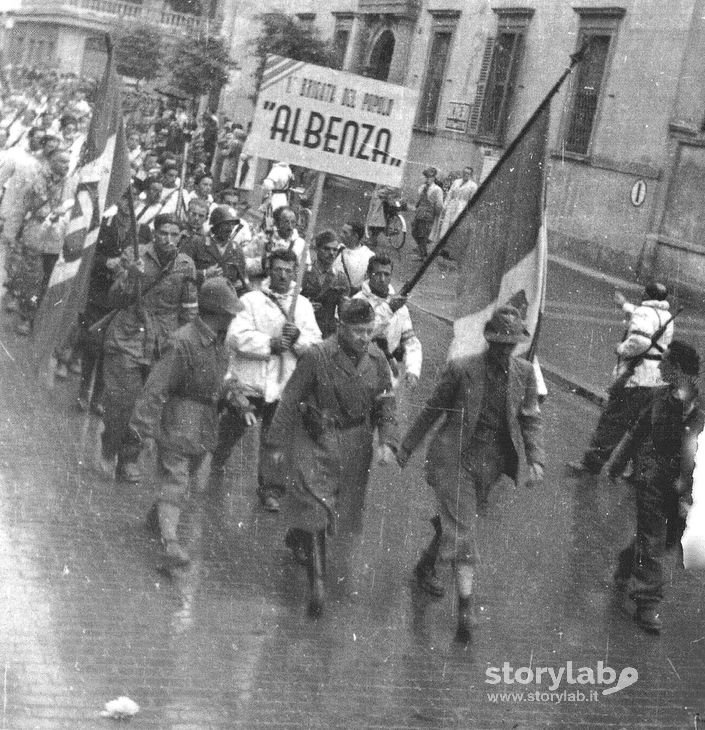 Le Brigate Partigiane Sfilano In Via Tasso