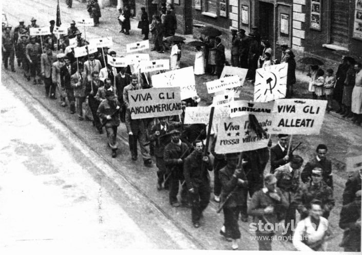 Via Tasso, Sfilano I Reparti Partigiani