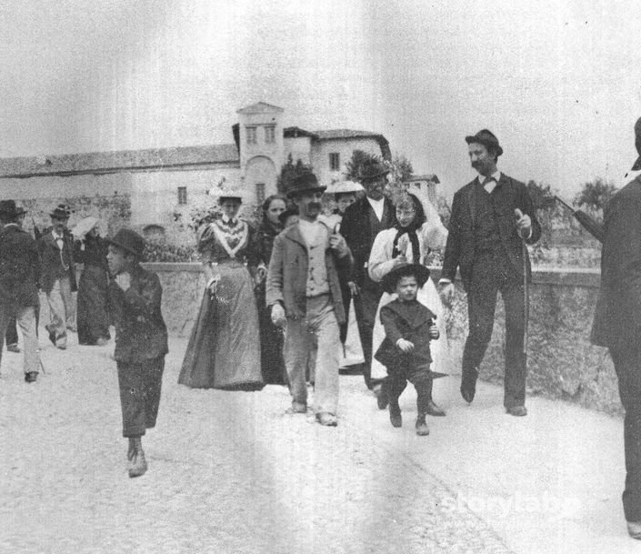 A Passeggio In Città Alta Vestiti Alla "Marinara"