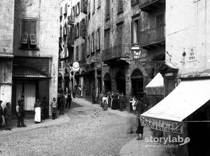 Tra Piazza Mercato Delle Scarpe E Via Porta Dipinta