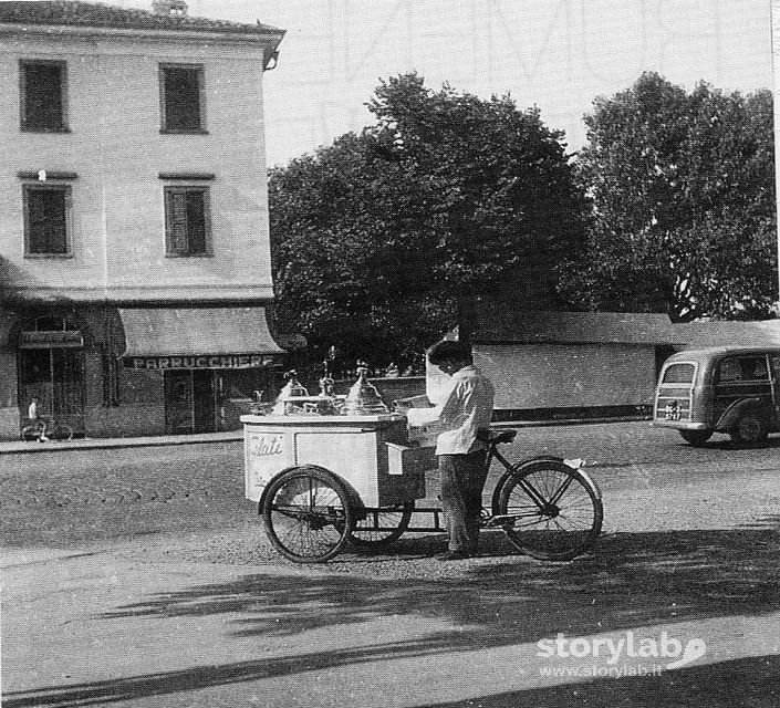 Bergamo - Gelataio Presso La Stazione Anni 50